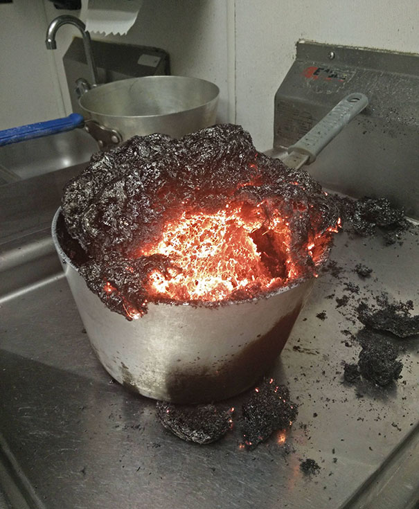 Zdroj: https://www.reddit.com/r/pics/comments/37x87e/i_forgot_i_was_making_caramel_at_work_its_a_tad/