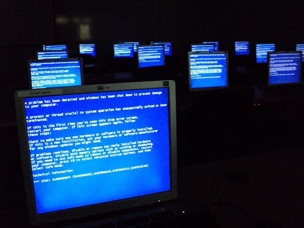 Windows_Blue_Screen_on_room_full_of_computers