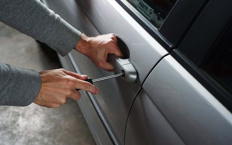 Zlodej vrátil auto po troch dňoch. Zanechal aj lístok s ospravedlnením