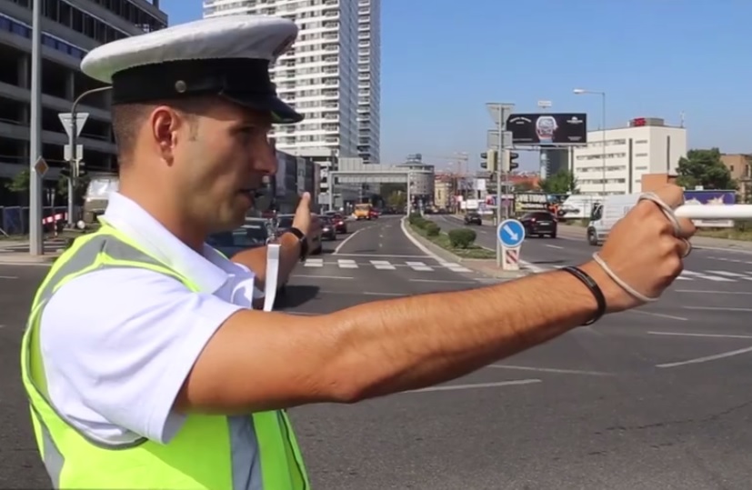 Križovatka riadená policajtom. Dokážete ju správne prejsť?