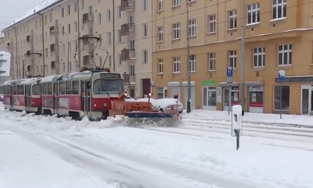 Snehová kalamita v Čechách: Trolejbusy stoja, električky odhŕňajú