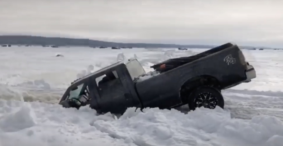 Ako sa cíti majiteľ, keď sa jeho auto prepadne pod ľad a navždy zmizne?