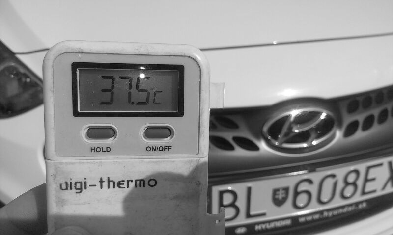 Ničia vás horúčavy? Čierne a biele auto majú rozdiel viac než 11 °C!