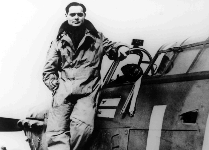 Kým bol zostrelený vojnový pilot Douglas Bader?